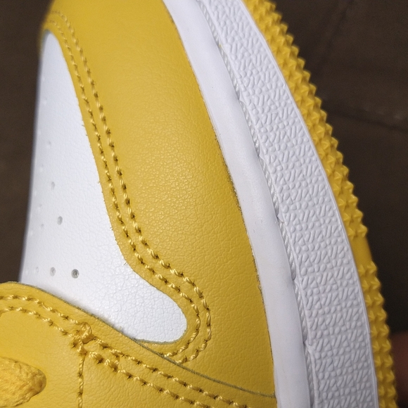 Jordan 1 Low Big Kids 5Y Women's 6.5 (defect) - Picture 12 of 12